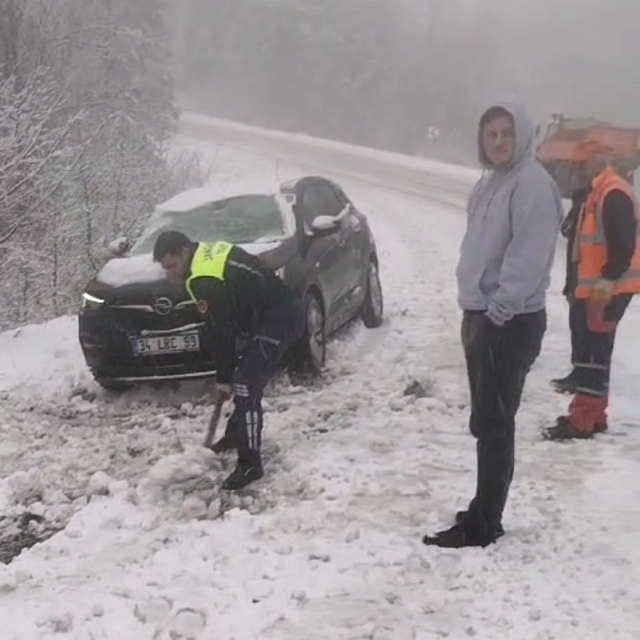 İnegöl-Domaniç kara yolunda yoğun kar yağışı