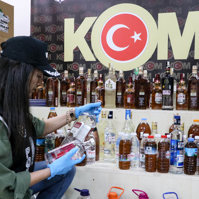 İzmir'de "el cilt temizleme solüsyonu" etiketiyle satılan sahte içkilere el...