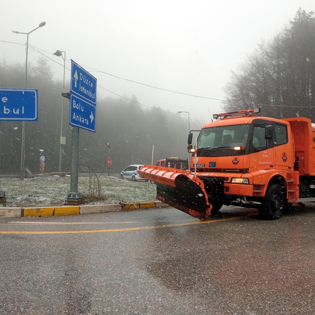 Anadolu Otoyolu'nun Bolu Dağı geçişinde kar yağışı (2)
