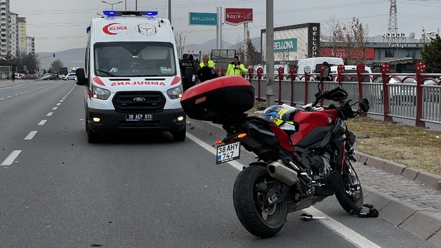 Bariyerlerden atlayıp yolun karşısına geçerken motosiklet çarptı; 2 yaralı