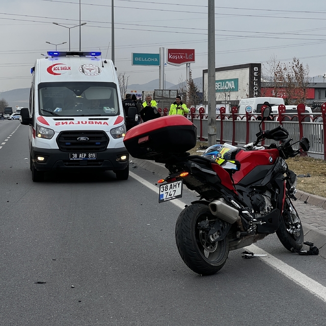 Bariyerlerden atlayıp yolun karşısına geçerken motosiklet çarptı; 2 yaralı