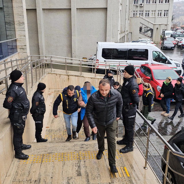 3 kişinin yaralandığı baltalı saldırıya ilişkin 7 şüpheli adliyede