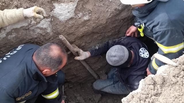 Burdur'da toprak altında kalan işçiyi itfaiye kurtardı