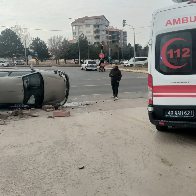 Kırşehir'de otomobiller çarpıştı, 2 sürücü yaralandı