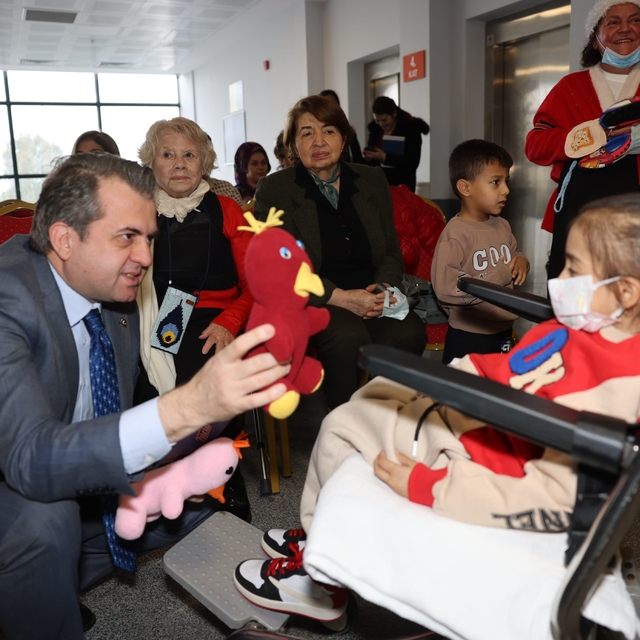 Çukurova Üniversitesi Rektörü Prof. Dr. Beriş tedavi gören çocuklara ziyare...