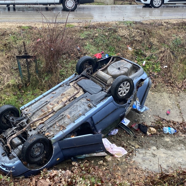 Bolu'da su kanalına devrilen otomobilin sürücüsü yaralandı