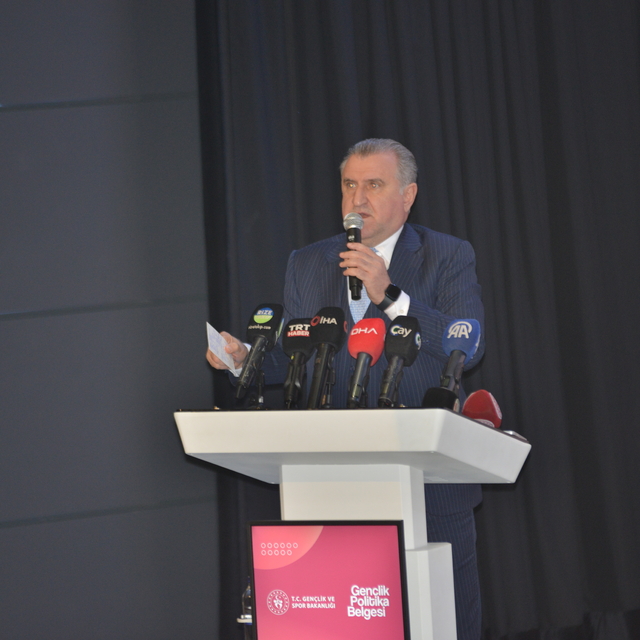 Bakan Bak: Gençler olarak içimizdeki iyilik ateşini yakmalıyız