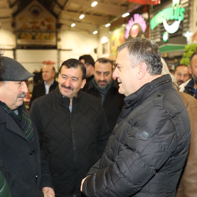 Çubuk Belediye Başkanı Demirbaş hal esnafını ziyaret etti