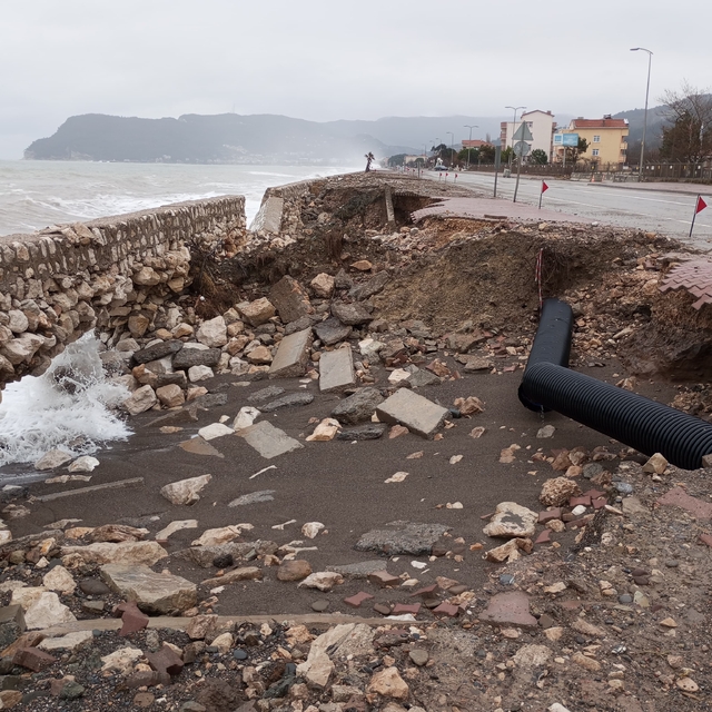 Kastamonu'da dalgalar sahil yolu ve kaldırımlara zarar verdi