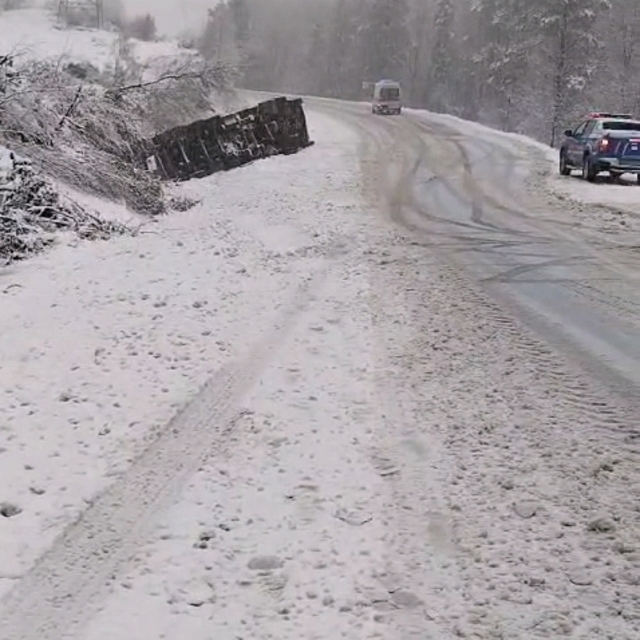 Karda yoldan çıkan TIR, devrildi; 2 yaralı