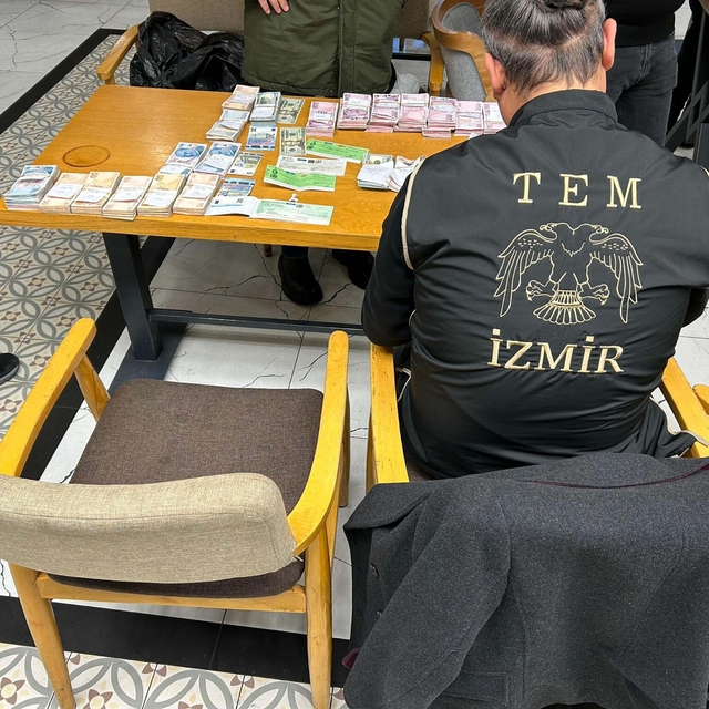 İzmir merkezli FETÖ operasyonuna 21 tutuklama