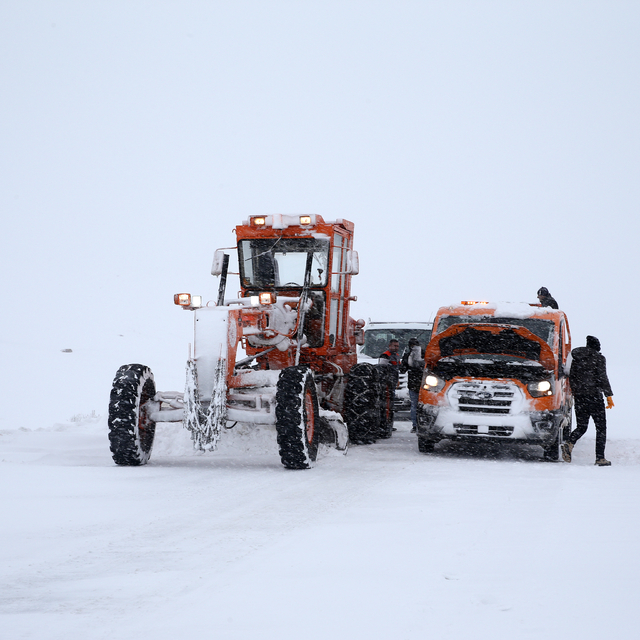 Muş'ta kar nedeniyle araçlarıyla yolda kalanlar kurtarıldı