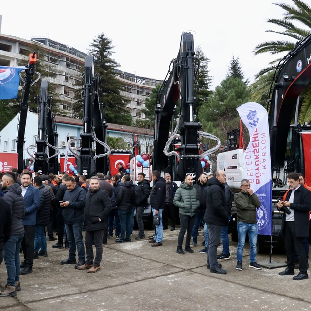 Trabzon Büyükşehir Belediyesince alınan 18 iş makinesi hizmete sunuldu
