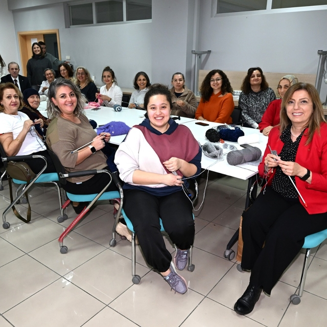 KTÜ'de "Çocuklarımız İçin 7'den 77'ye Örüyoruz" etkinliği yapıldı