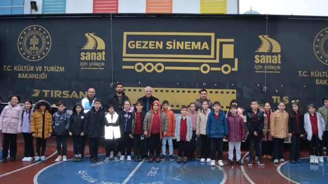 "Gezen sinema tırı" Kocaeli'de çocuklarla buluştu