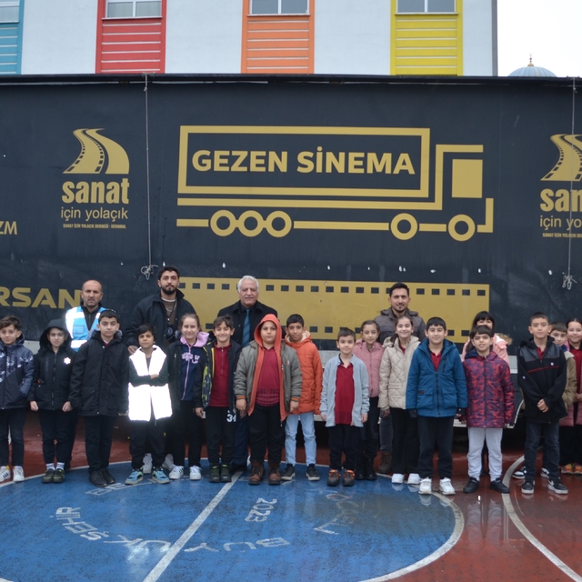 "Gezen sinema tırı" Kocaeli'de çocuklarla buluştu