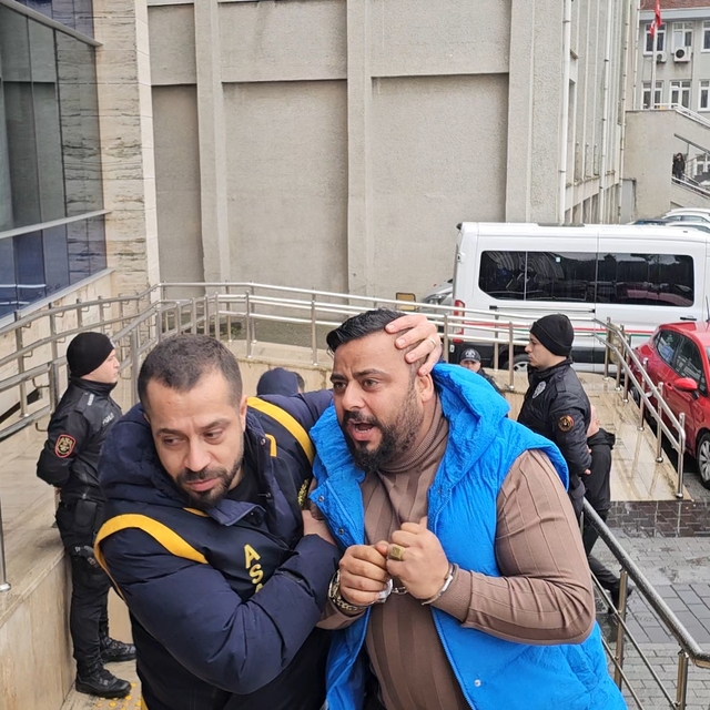 3 kişinin yaralandığı baltalı saldırıya ilişkin 7 şüpheli adliyede (2)