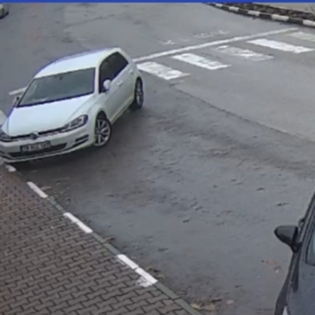 Otomobil, restoranın çitlerine çarptı; o anlar kamerada