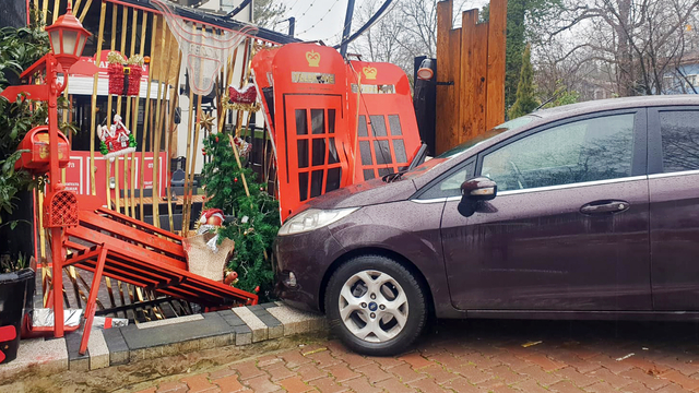 Karabük'te otomobilin restoranın bahçe girişine çarpması kamerada