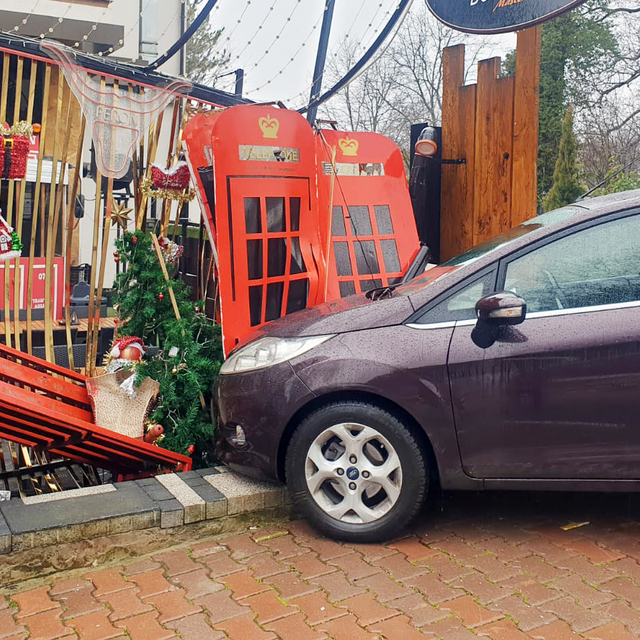 Karabük'te otomobilin restoranın bahçe girişine çarpması kamerada