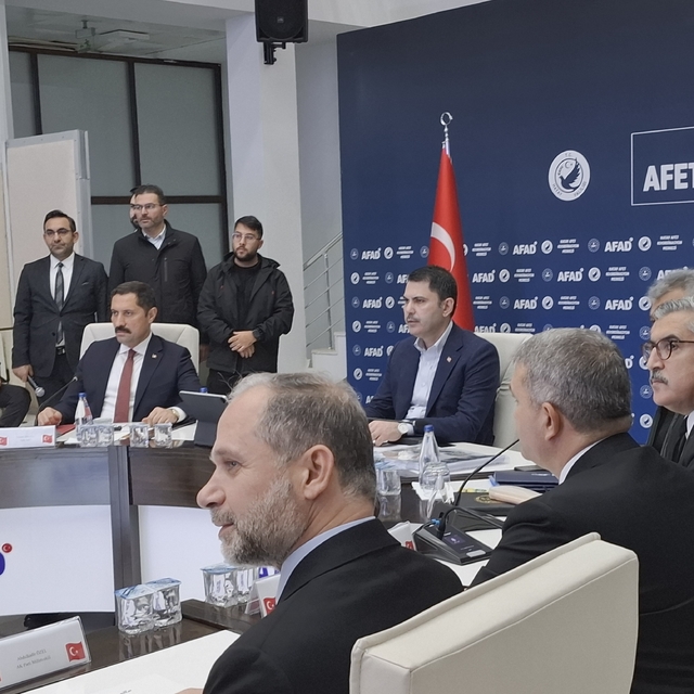 Bakan Kurum: 11 ilde evine girmeyen tek bir depremzede kardeşimiz kalmayaca...