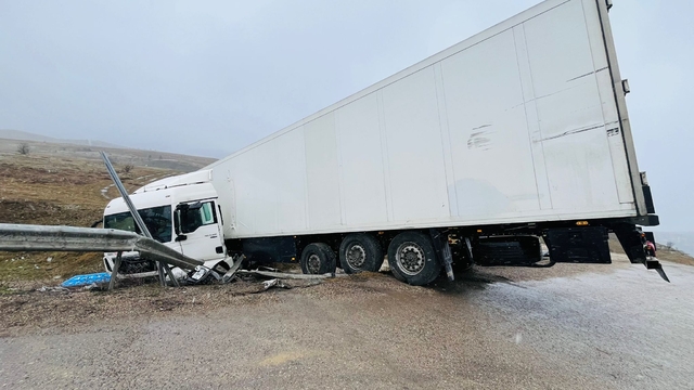 Karabük'te tırın şarampole devrilme anı kameraya yansıdı