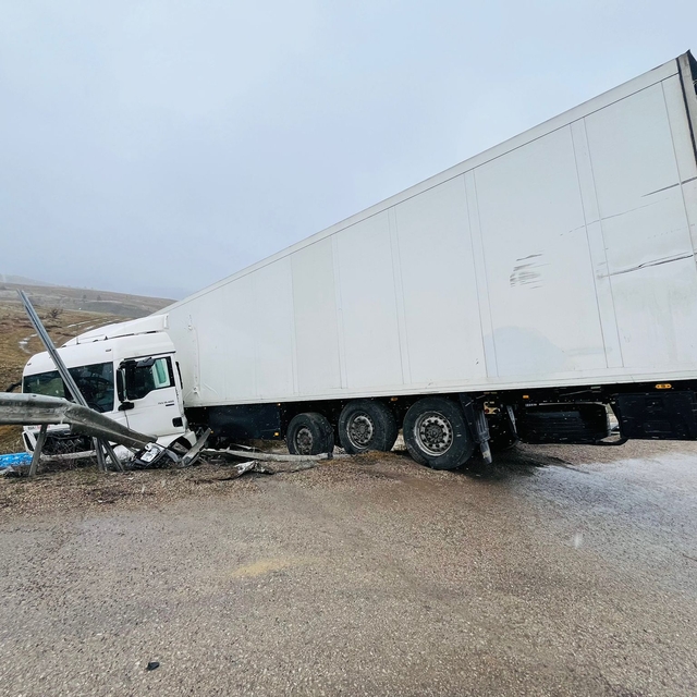 Karabük'te tırın şarampole devrilme anı kameraya yansıdı