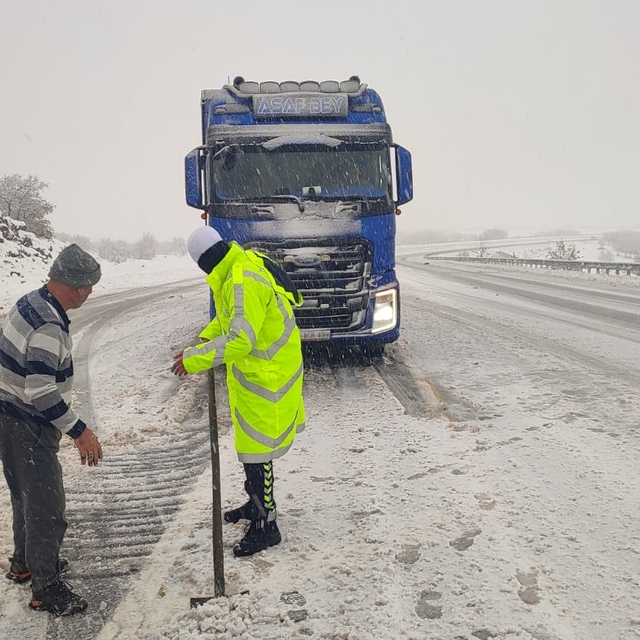 Bingöl'de kar ulaşımı olumsuz etkiliyor