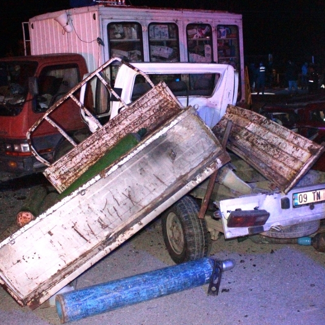 İzmir'de 3 aracın çarpıştığı kazada anne ve oğlu öldü, 4 kişi yaralandı