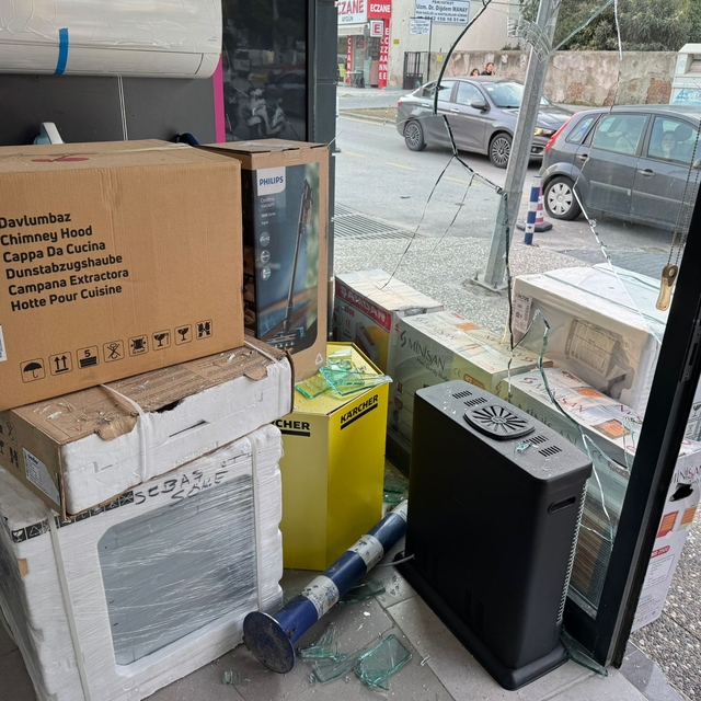 Aydın'da motosikletin çarptığı demir dubanın fırlayarak iş yerinin camını k...