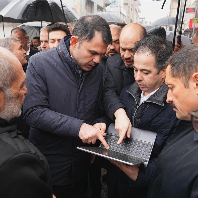 Bakan Kurum: 11 ilde evine girmeyen tek bir depremzede kardeşimiz kalmayaca...