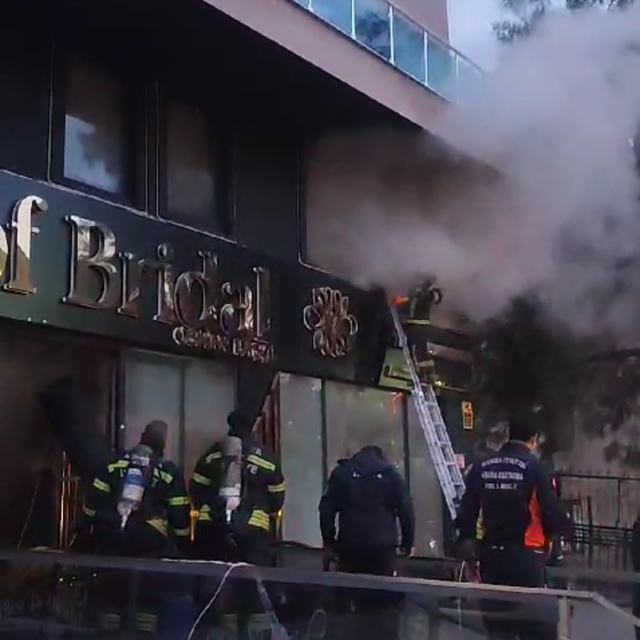 Manisa'da gelinlikçide çıkan yangında mahsur kalan 2 kadını itfaiye kurtard...