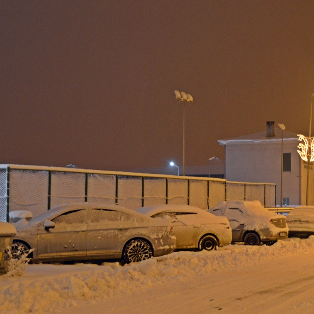 Ağrı, Tunceli ve Kars'ta etkili olan kar sürücülere zor anlar yaşattı