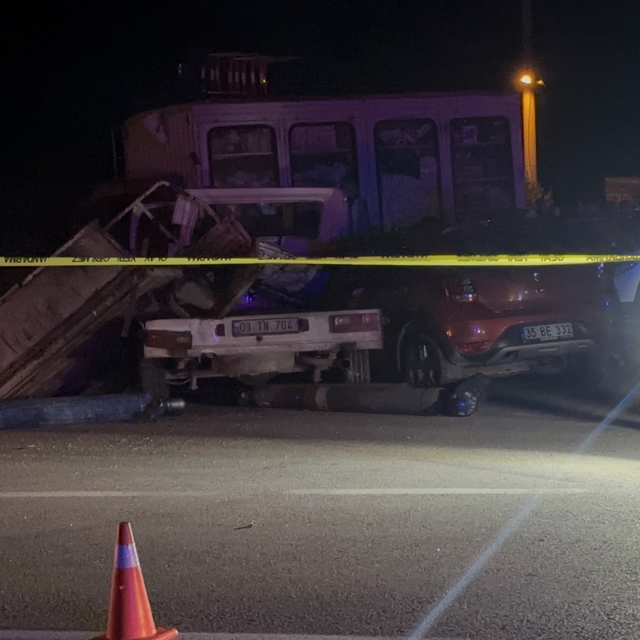 İzmir'de 3 araç kazaya karıştı; anne- oğul öldü, 4 yaralı