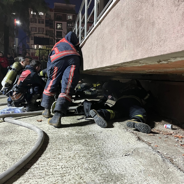 Manisa'da gelinlik mağazasında çıkan yangın söndürüldü