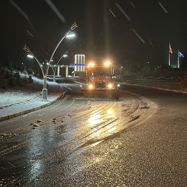 Uşak'ta kar etkili oluyor