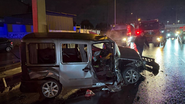 Kocaeli'de bariyere çarpan hafif ticari aracın sürücüsü yaralandı