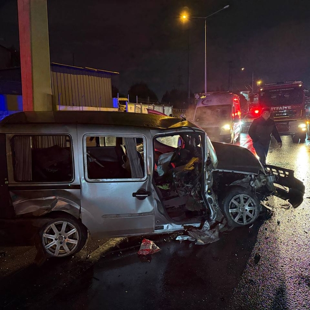 Kocaeli'de bariyere çarpan hafif ticari aracın sürücüsü yaralandı