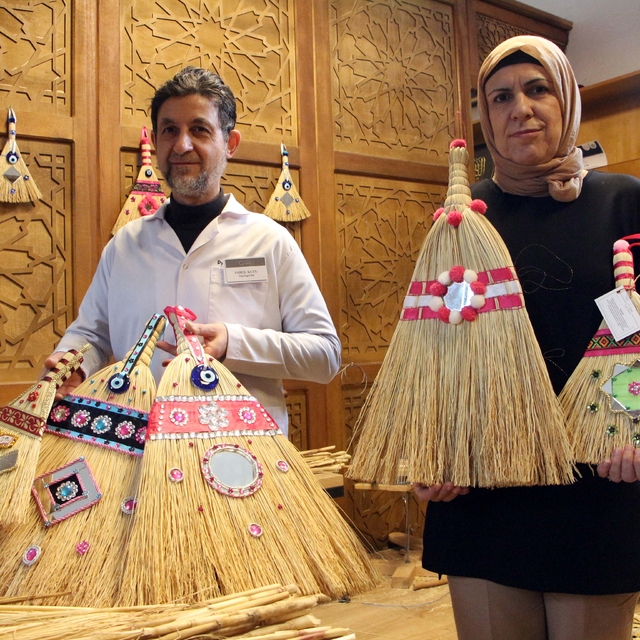 Kültürel miras taşıyıcısı, eşi ile unutulmaya yüz tutan süpürgeciliği yaşat...