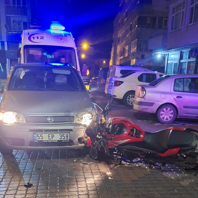 Samsun'da otomobille çarpışan motosikletteki 2 kişi yaralandı