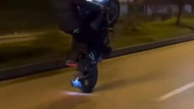 Motosikletle tek tekerlek üzerinde giden sürücüye 1788 lira ceza