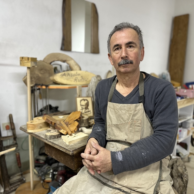 Yarım kalan çocukluk hayalini emekliliğinde açtığı ahşap atölyesiyle gideri...