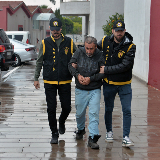 Döviz bürosu soyguncusu, iş yeri sahibini güvenli şekilde uzaklaşmak için r...