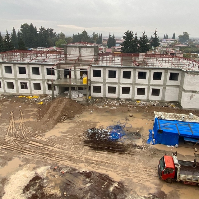 Kocaeli Büyükşehir Belediyesinin Hatay'da yaptırdığı okulun kaba inşaatında...