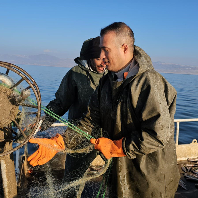 Erçek Gölü'ndeki inci kefallerine boy ve ağırlık ölçümü