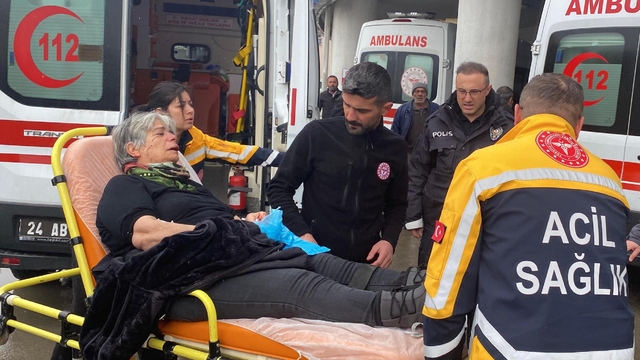 Erzincan'da yolcu otobüsü, şarampole yuvarlandı; 31 yaralı (2)