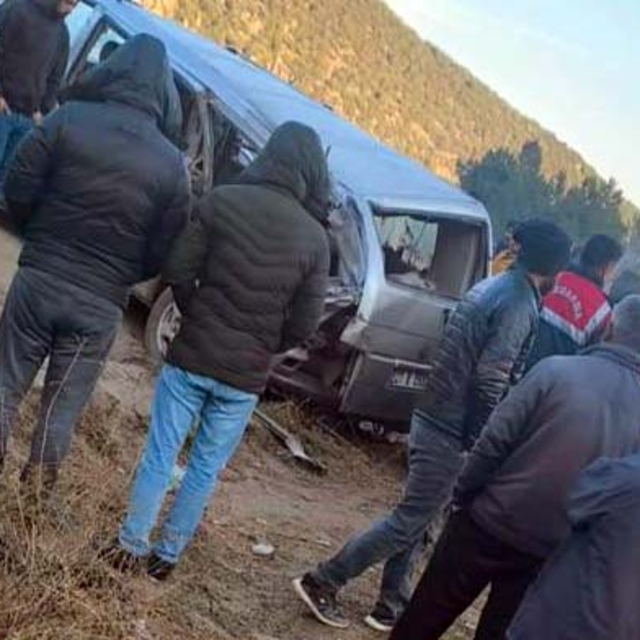 Gaziantep'te TIR ile minibüs çarpıştı; 2 ölü, 7 yaralı