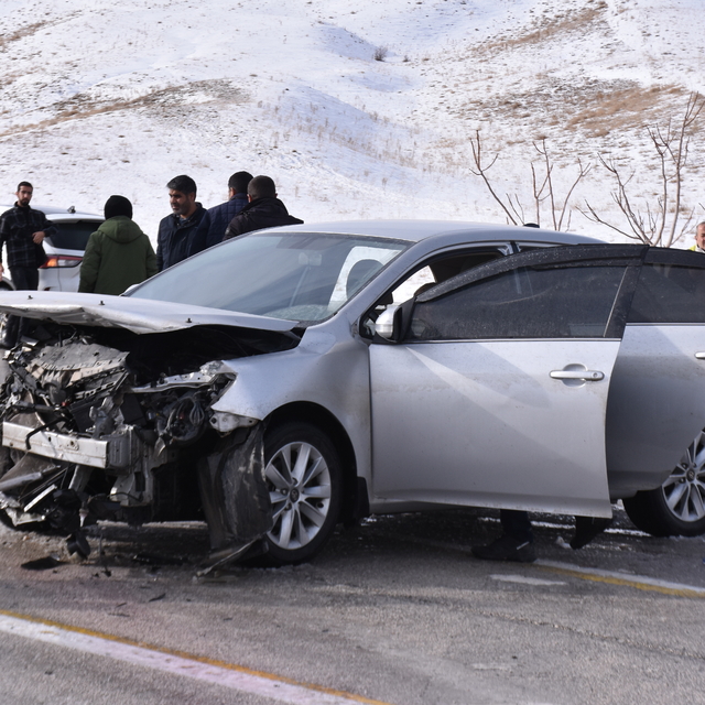 Van'da bariyerlere çarpan otomobildeki 5 kişi yaralandı