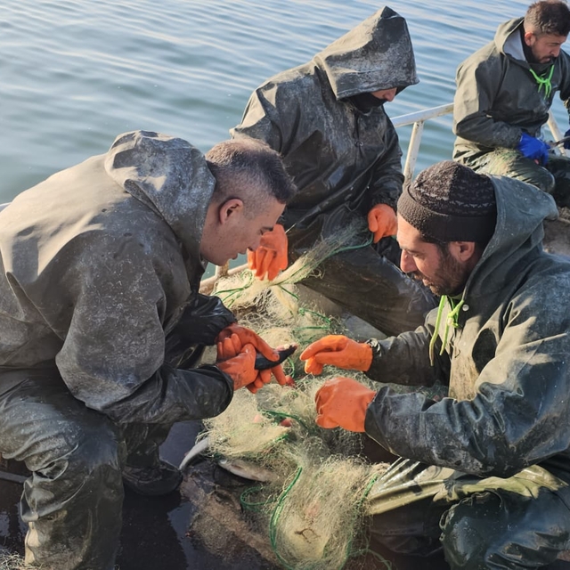 Van'daki Erçek Gölü'nde balıkçıların kış mesaisi sürüyor