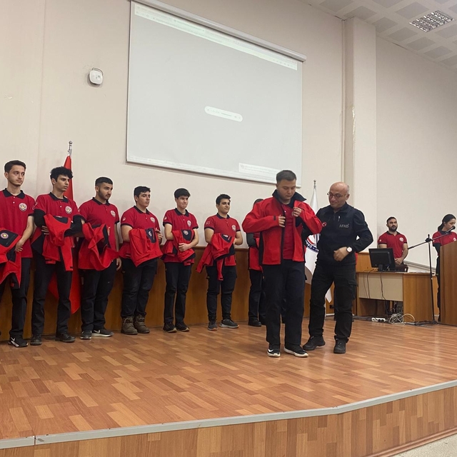 ÇOMÜ'de afet yönetimi bölümü öğrencileri üniforma giydi
